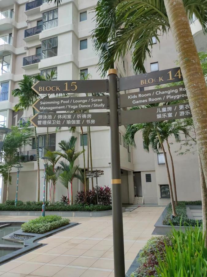 2 Seaview Balcony@danga Bay Apartemen